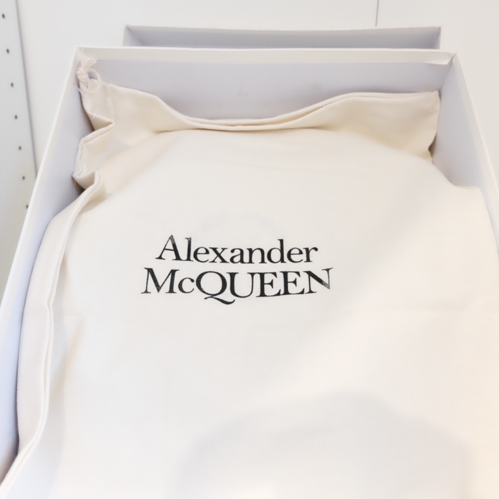 Alexander McQueen - Picture 7 of 7